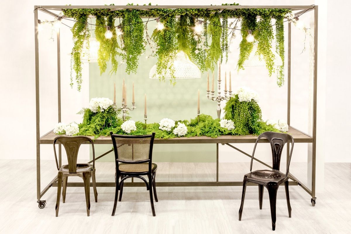 EXHIBITOR TABLE W-ROOF 300X210H - 301,5a - 90b - 210h